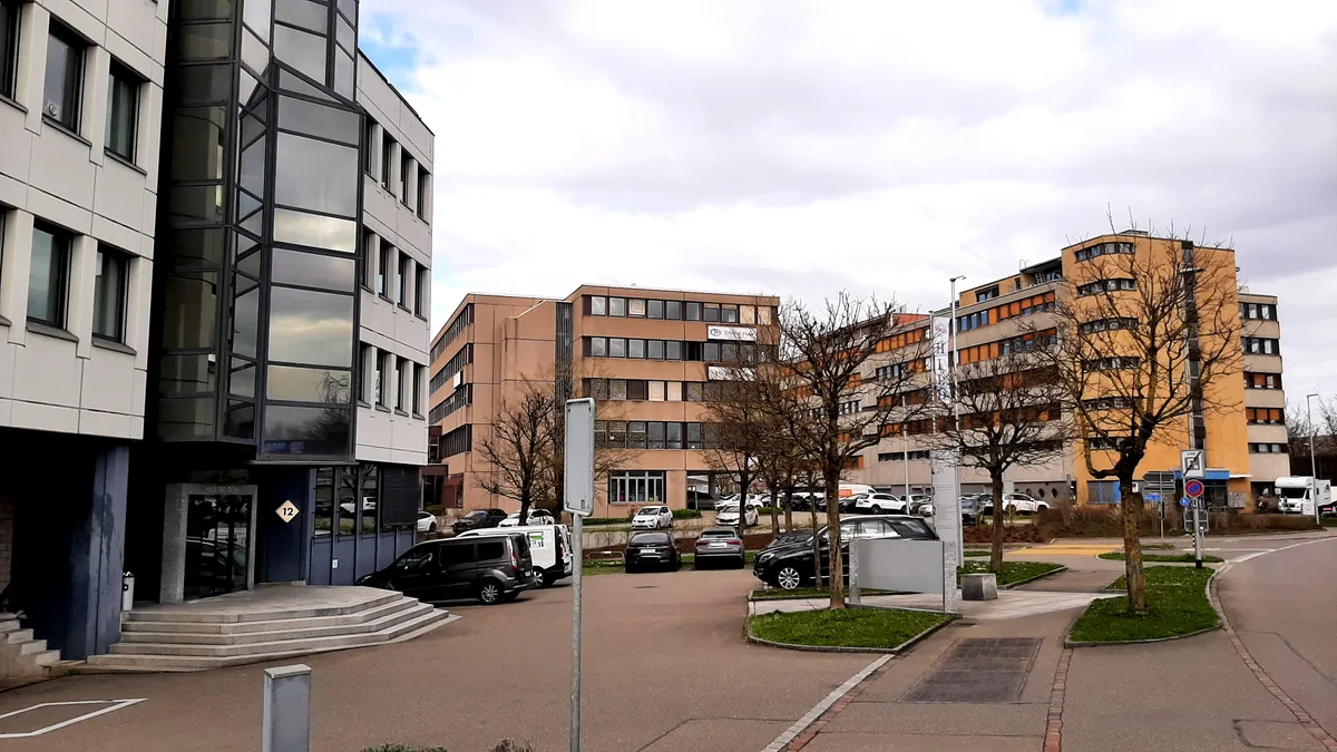 Das Schörli ist in Dübendorf das Gewerbegebiet mit den meisten Leerständen. Blick auf vernachlässigte Gewerbehäuser.